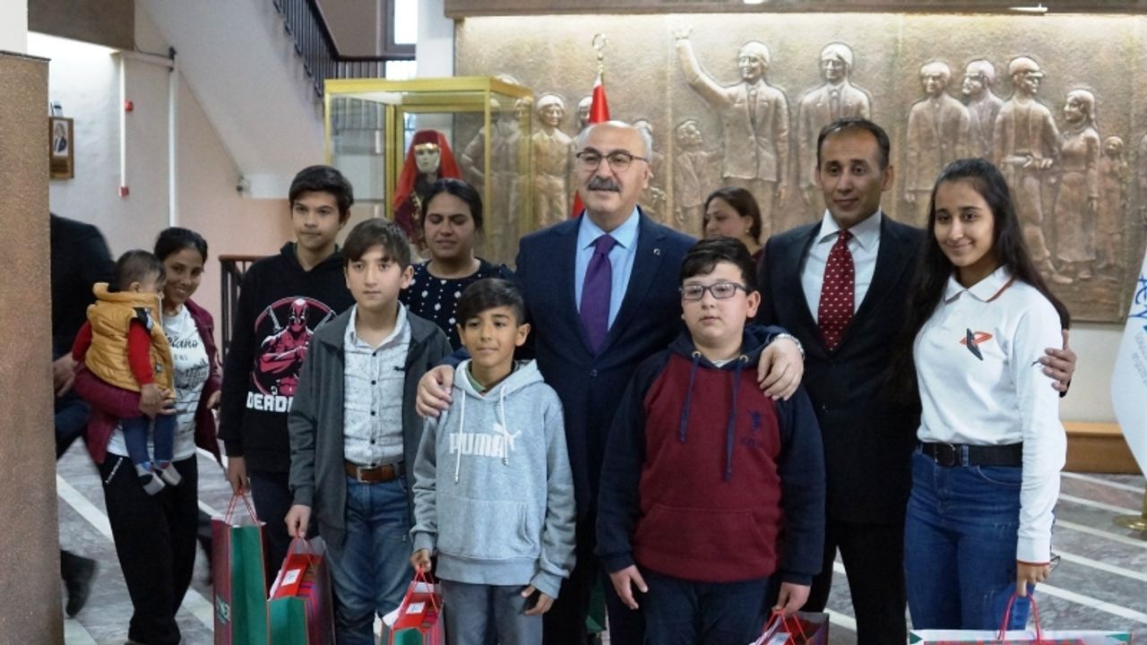 Aydın Valisi Yavuz Selim Köşger, bayrağa saygı gösteren çocukları ödüllendirdi