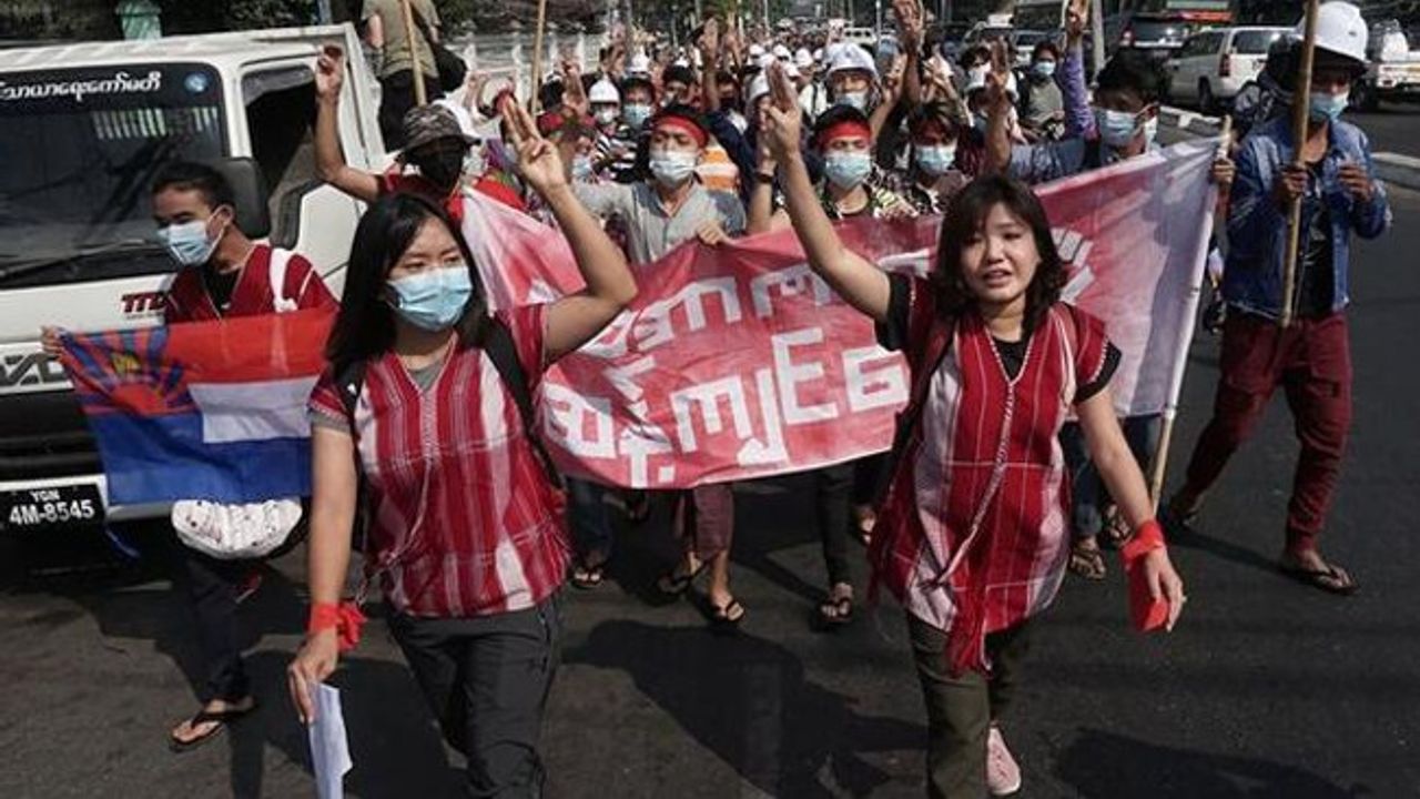 Myanmar'da halk darbeyi protesto için sokaklara çıktı