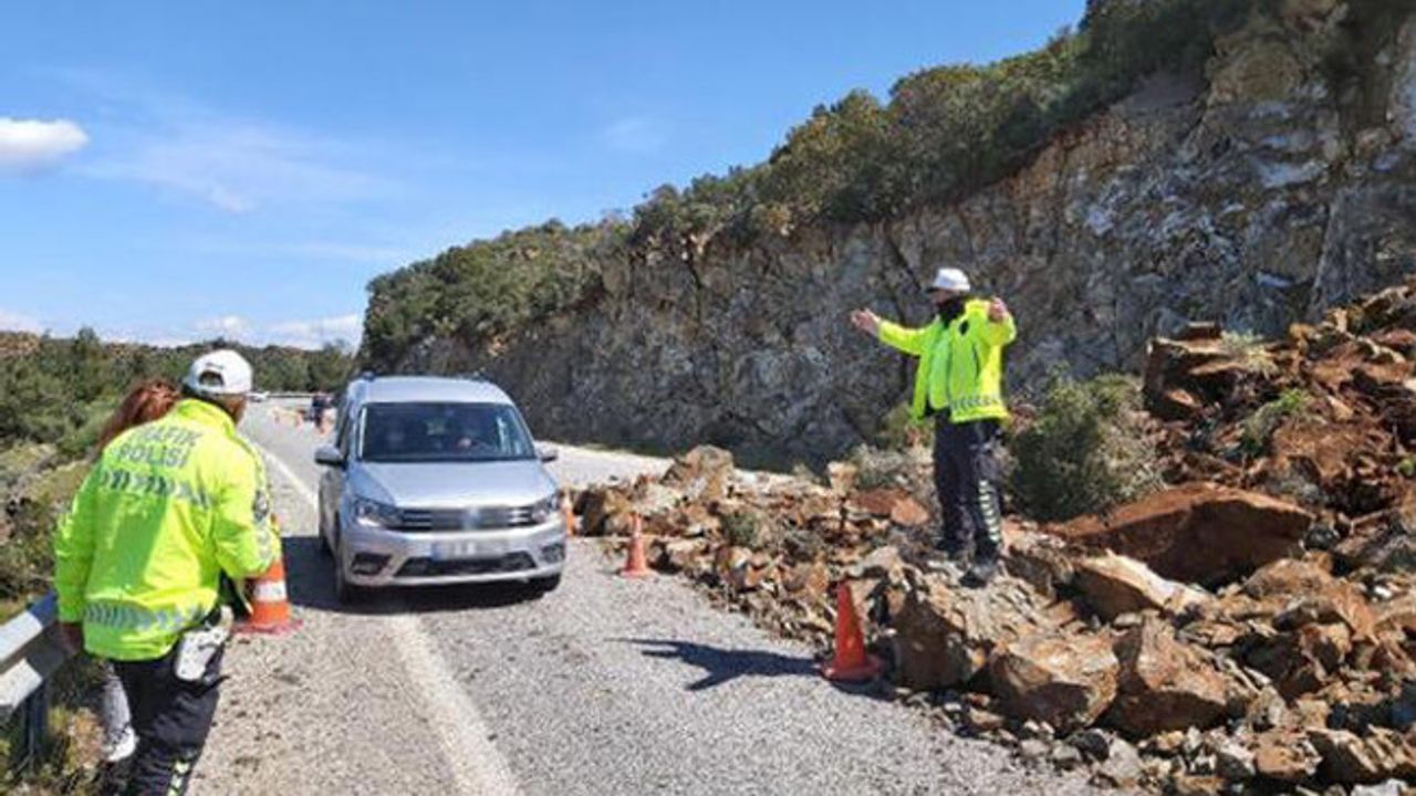 Datça-Marmaris Karayolu'nda toprak kayması; Trafik kontrollü sağlanıyor
