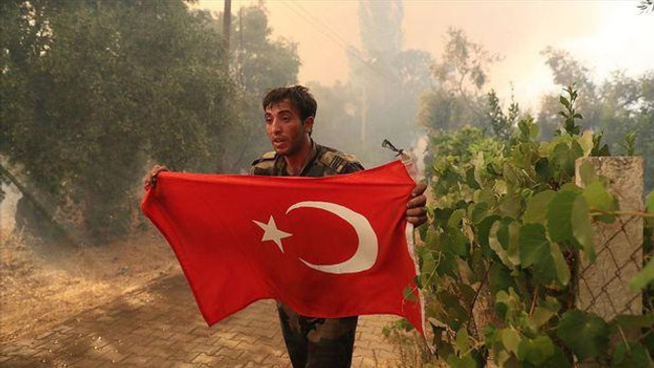 Orman yangınında görevli Azerbaycanlı itfaiyecilerin Türk bayrağı duyarlılığı
