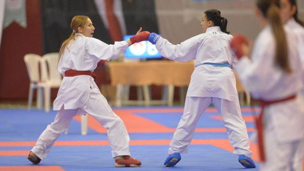 Adana'da 206 kadın sporcu kıyasıya mücadele verdi