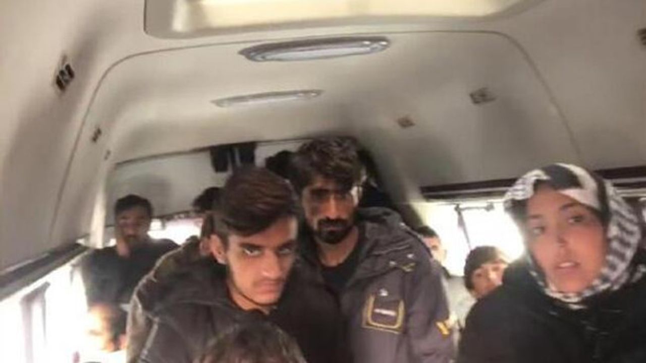 17 kişilik minibüsten, 31 göçmen çıktı