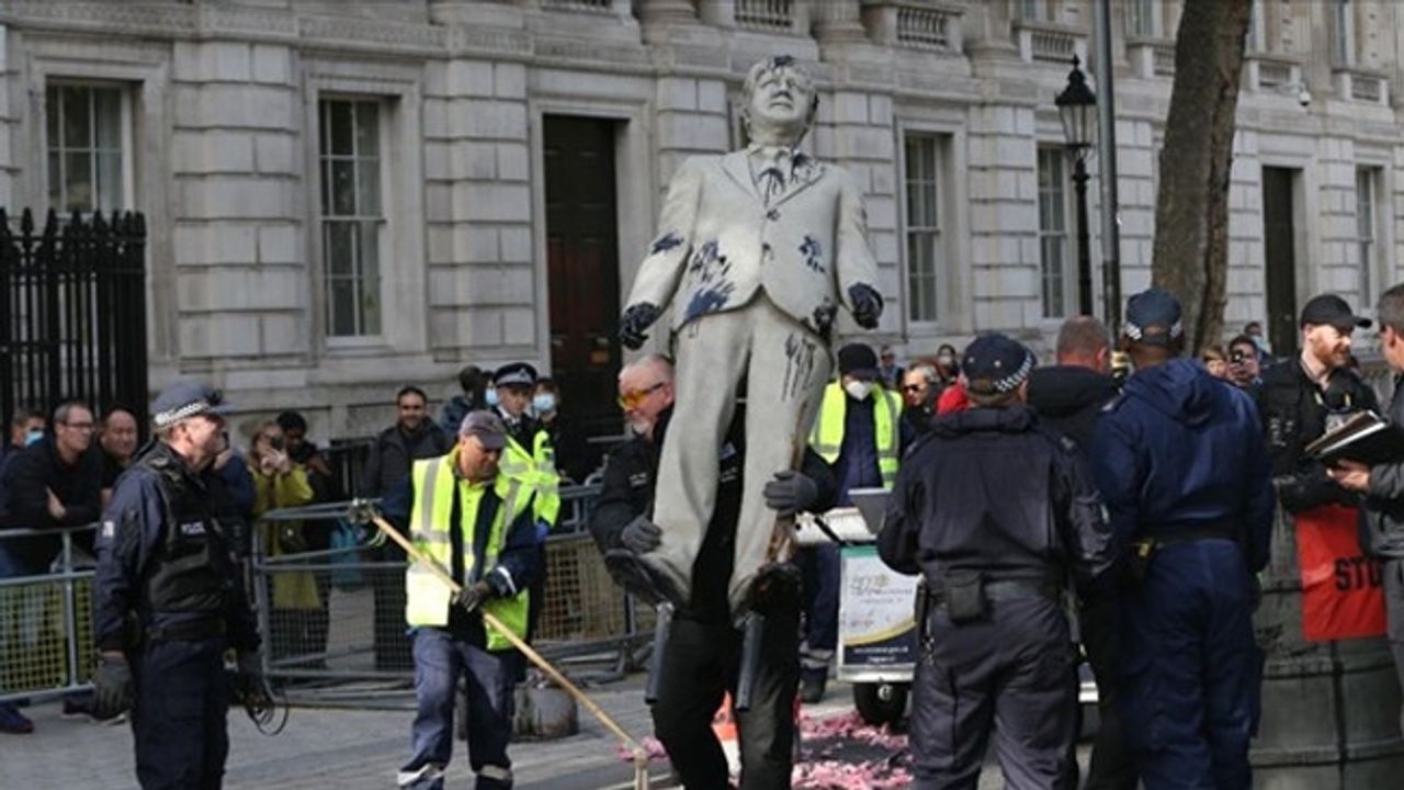 Greenpeace üyelerinden Londra'da heykelli eylem