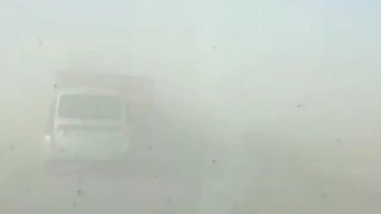 Konya'da kum fırtınası nedeniyle sürücüler zor anlar yaşadı