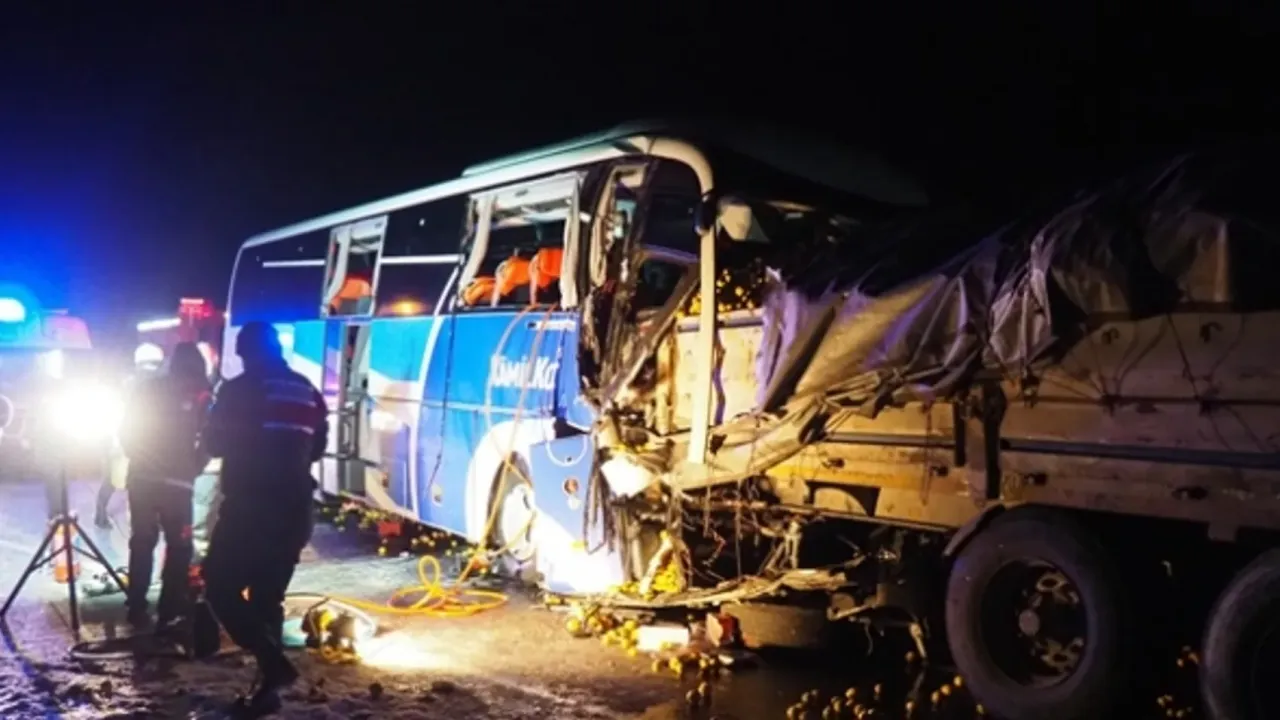 Denizli'de yolcu otobüsü tıra çarptı: 1 ölü, 21 yaralı