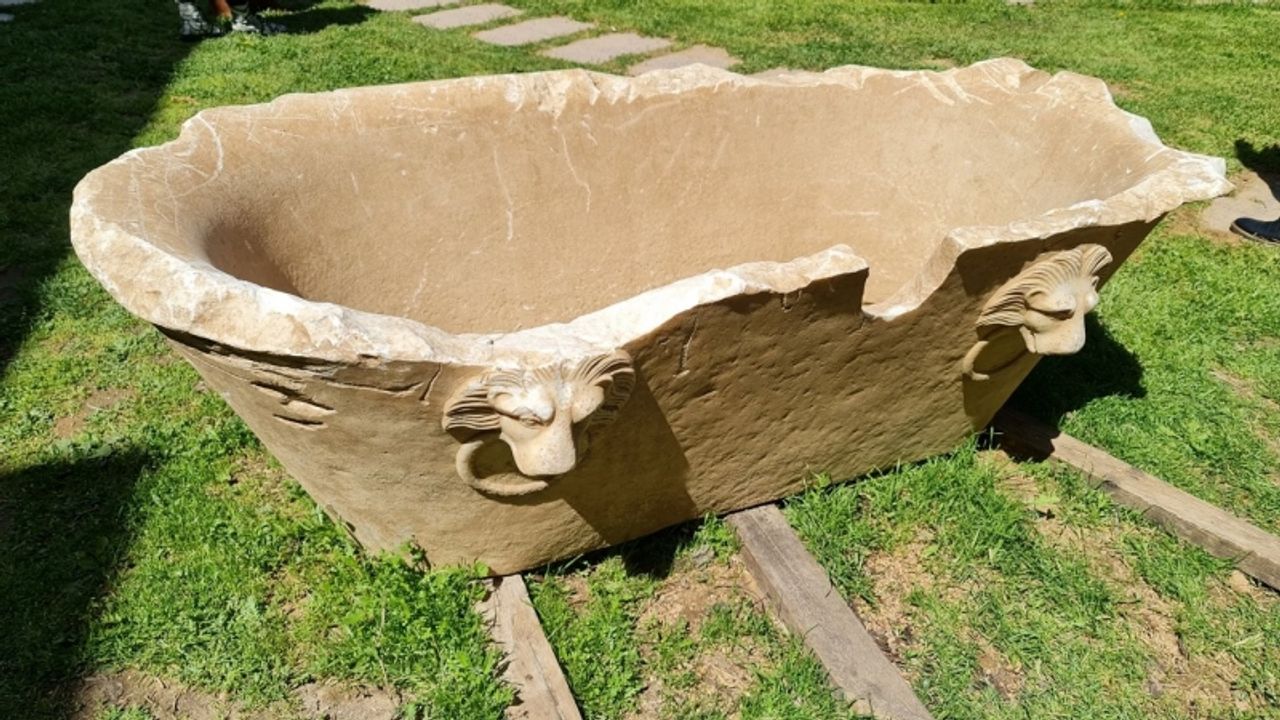 Bir tonluk 1800 yıllık mermer küvet Afrodisias Müzesi’nde sergilenecek