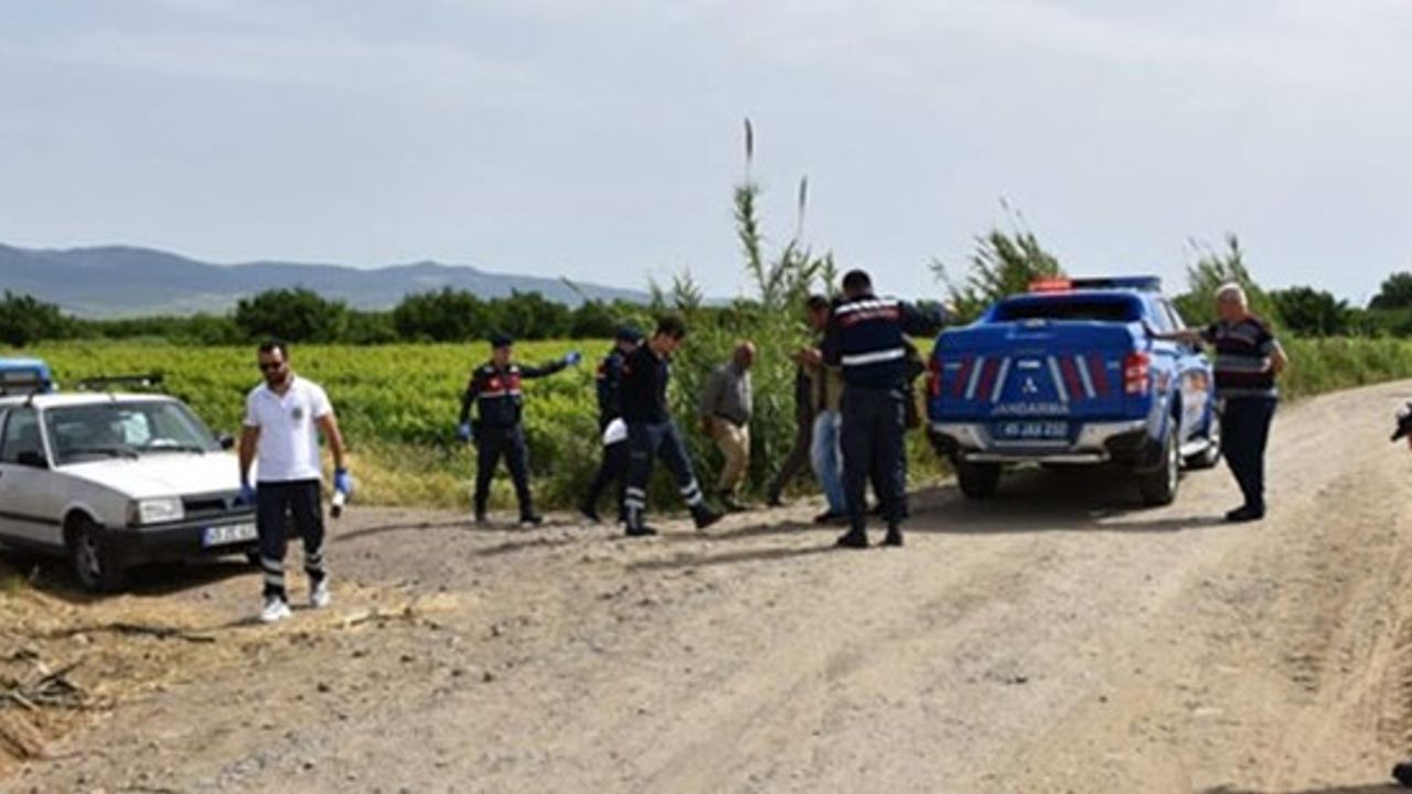 Manisa'da otomobilde erkek cesedi bulundu