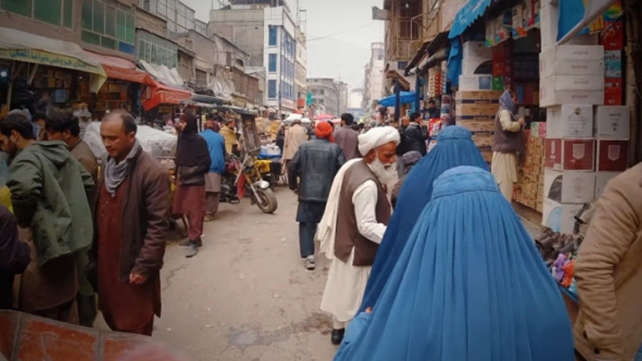 Batı medyasının "Afganistan'da burka zorunluluğu" istismarı