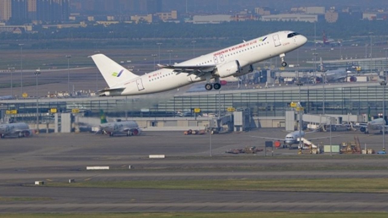 Çin'in yerli yolcu uçağının ilk teslimatı için test uçuşu yapıldı