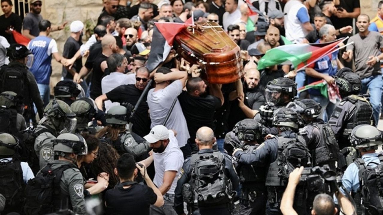 İsrail polisi, öldürülen Al Jazeera muhabirinin cenazesine müdahale etti