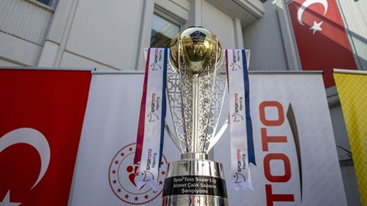 Şampiyon Trabzonspor kupasını alıyor