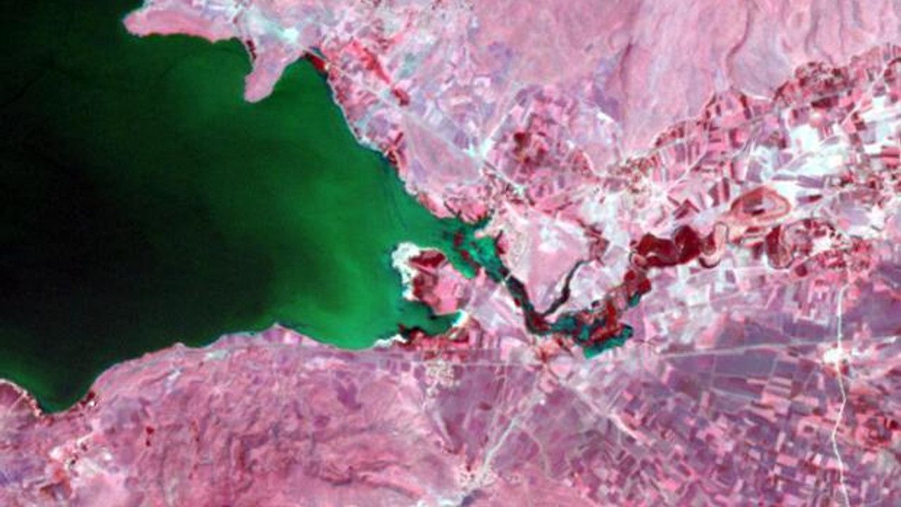Uydu görüntülerinde ortaya çıktı, Van Gölü'nün şekli kısmen değişti! Son yağışlar da yeterli olmadı...