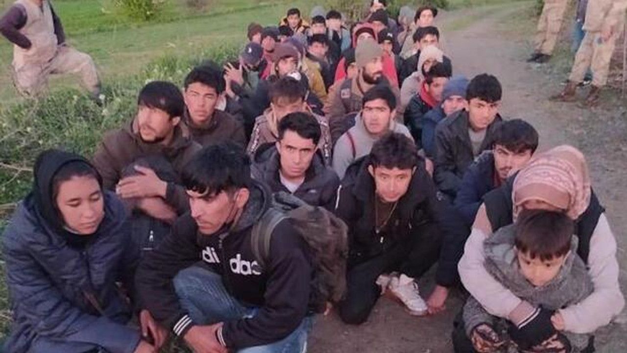 Van'da tarlada 57 kaçak göçmen yakalandı
