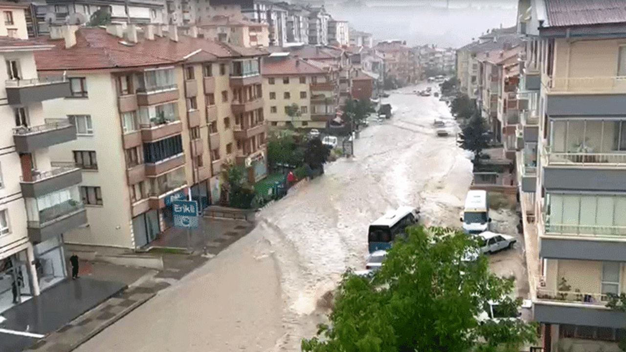 Ankara'da şiddetli yağmur; yollar göle döndü, evleri su bastı