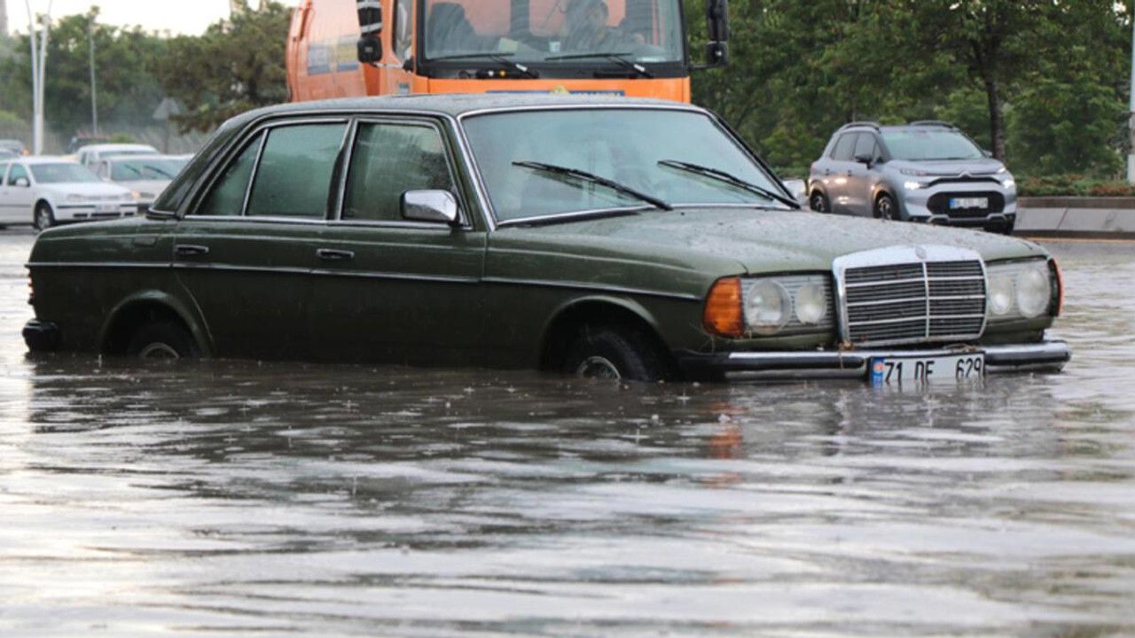 Ankarada yollar göle döndü, iş yerlerini su bastı! Bu yağmurlar hiç bitmeyecek mi?