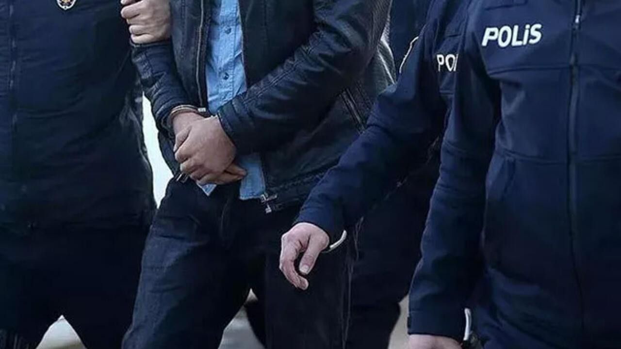Beşiktaş’ta sokakta ilişkiye giren çift gözaltına alındı! Biri oyuncu çıktı