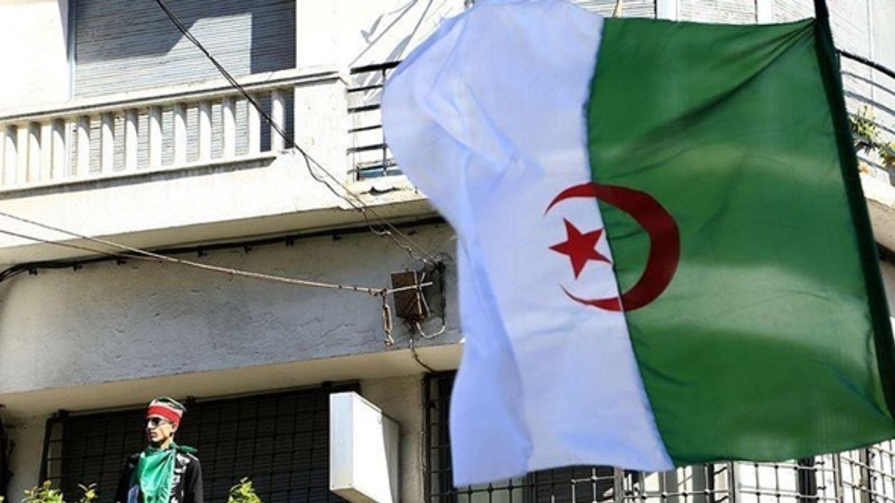 Cezayir'den İngilizce kararı