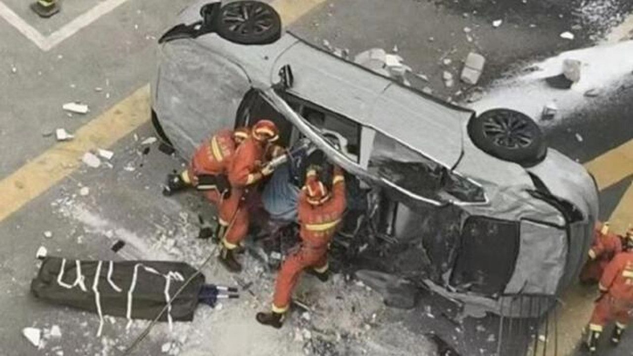 Elektrikli otomobil 3. kattan düştü: 2 ölü