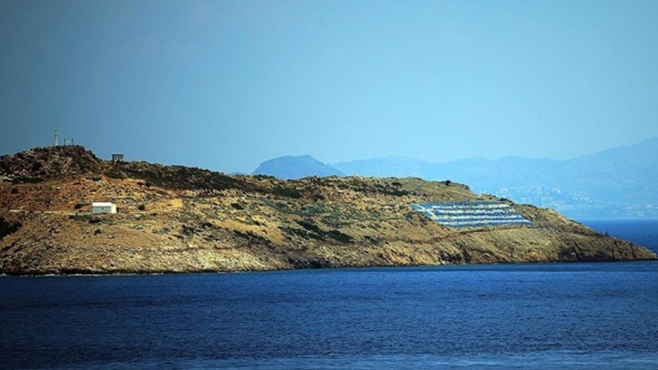 İşte Keçi Adası'ndaki Yunan askerleri ve adaya yerleştirilen ağır silahlar