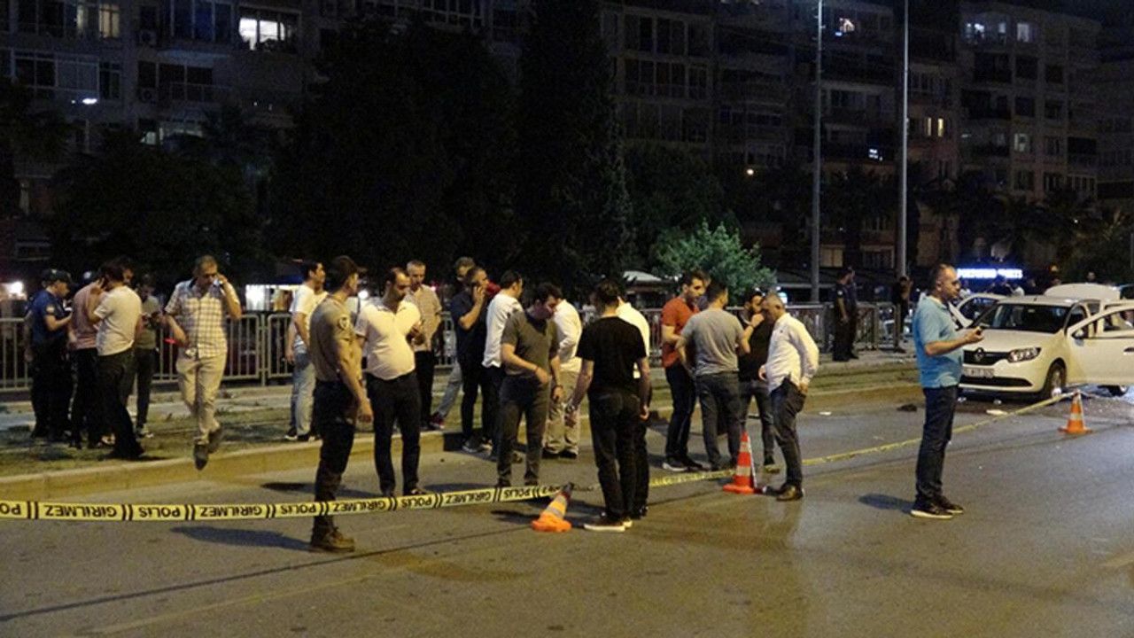İzmirde otomobile uzun namlulu silahla saldırı! Dobo Metin hayatını kaybetti