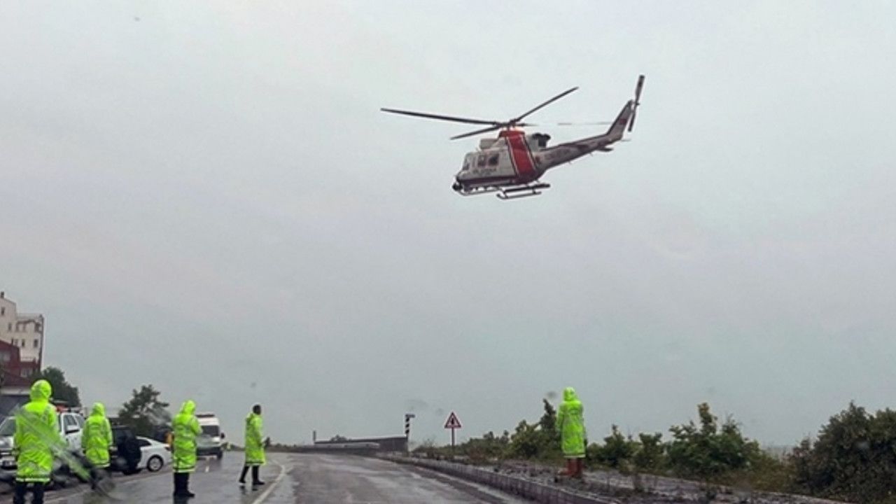 Sel nedeniyle evlerin çatılarında mahsur kalan vatandaşlar helikopterle kurtarıldı