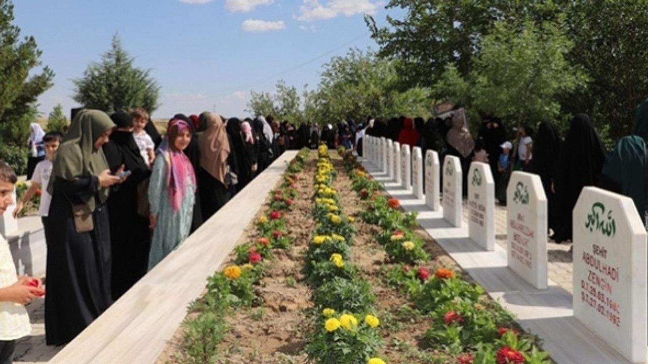 Terör örgütü PKK'nın 30 yıl önce katlettiği 10 vatandaş dualarla anıldı
