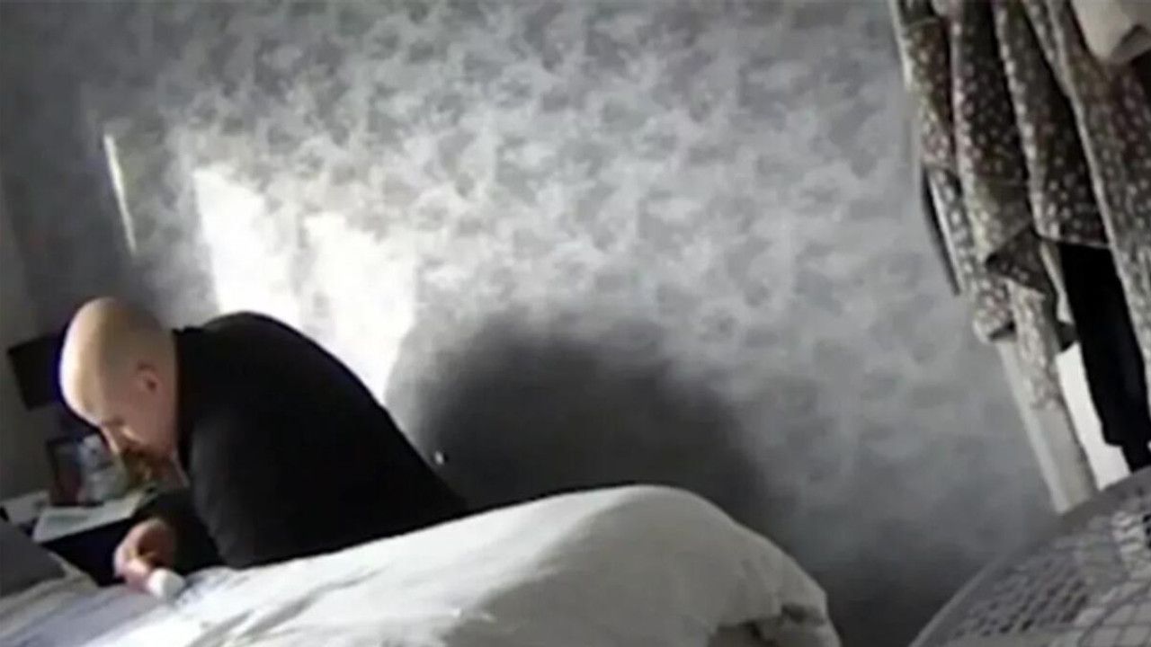 Tesisatçı, tamir için gittiği evde yatak odasına gizli kamera koyarken yakalandı