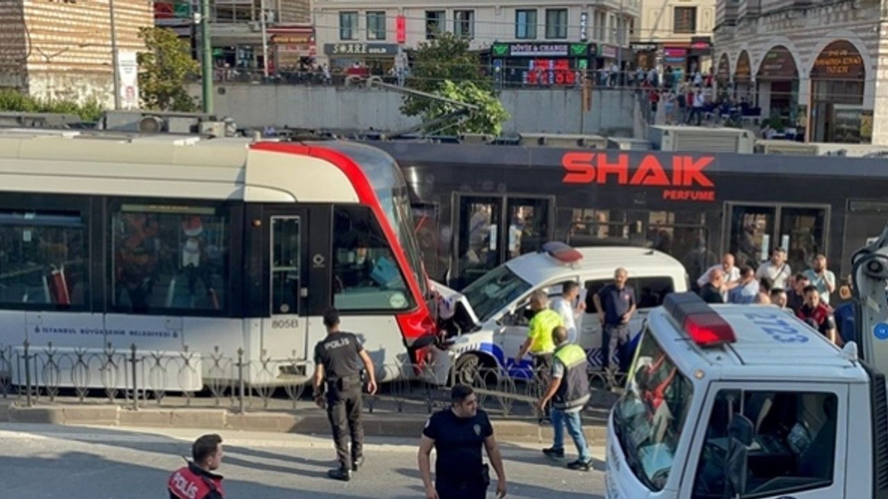 Tramvay ile polis aracı çarpıştı: 3 polis yaralı