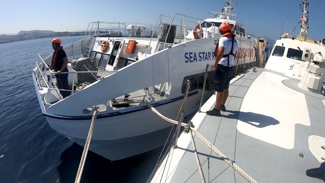 Kuşadası'nda su alan gemideki 76 kişiyi Sahil Güvenlik kurtardı
