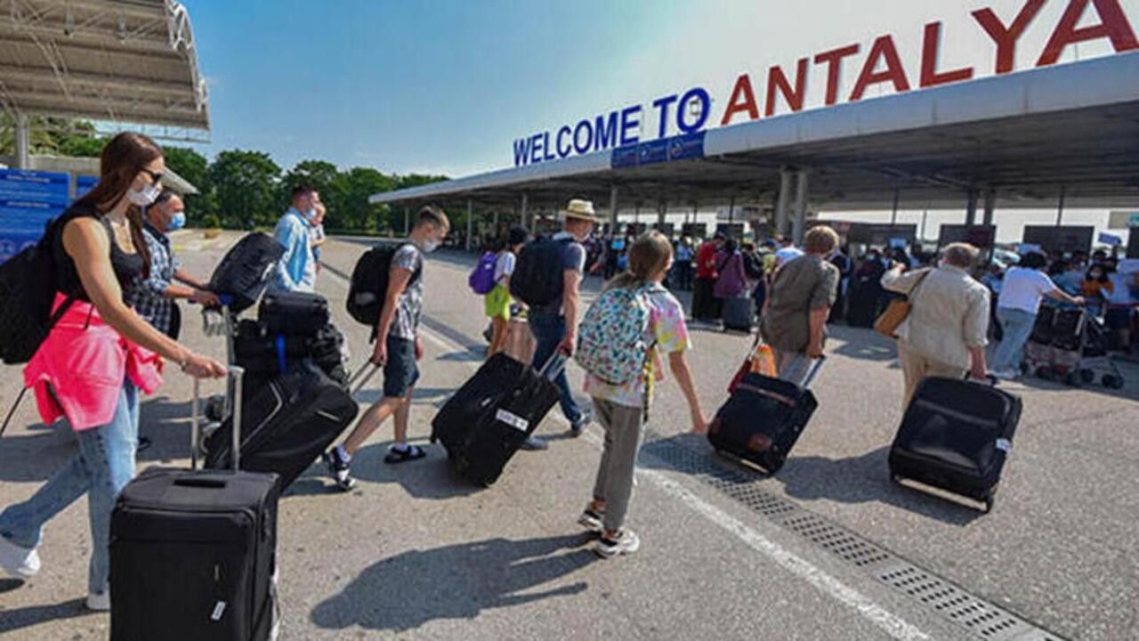 Antalya Havalimanı'nda uçuş rekoru! Tarihe geçen gün