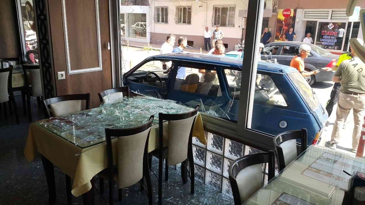 Aydın’da faciadan dönüldü: Kaza yapan otomobil lokantaya daldı