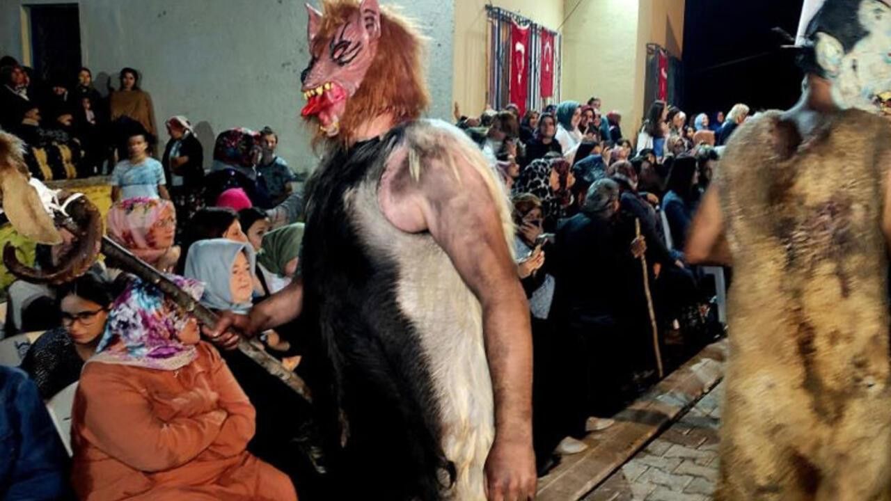 Bursa'da bir ilginç gelenek! Kestikleri kurbanların derisini giyip insanları korkutuyorlar