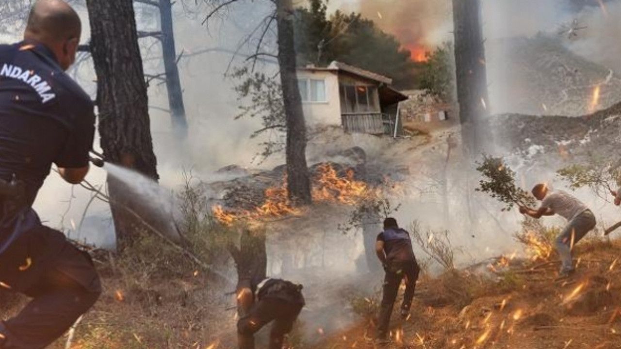 Çeşme'de yangın: İki site boşaltıldı