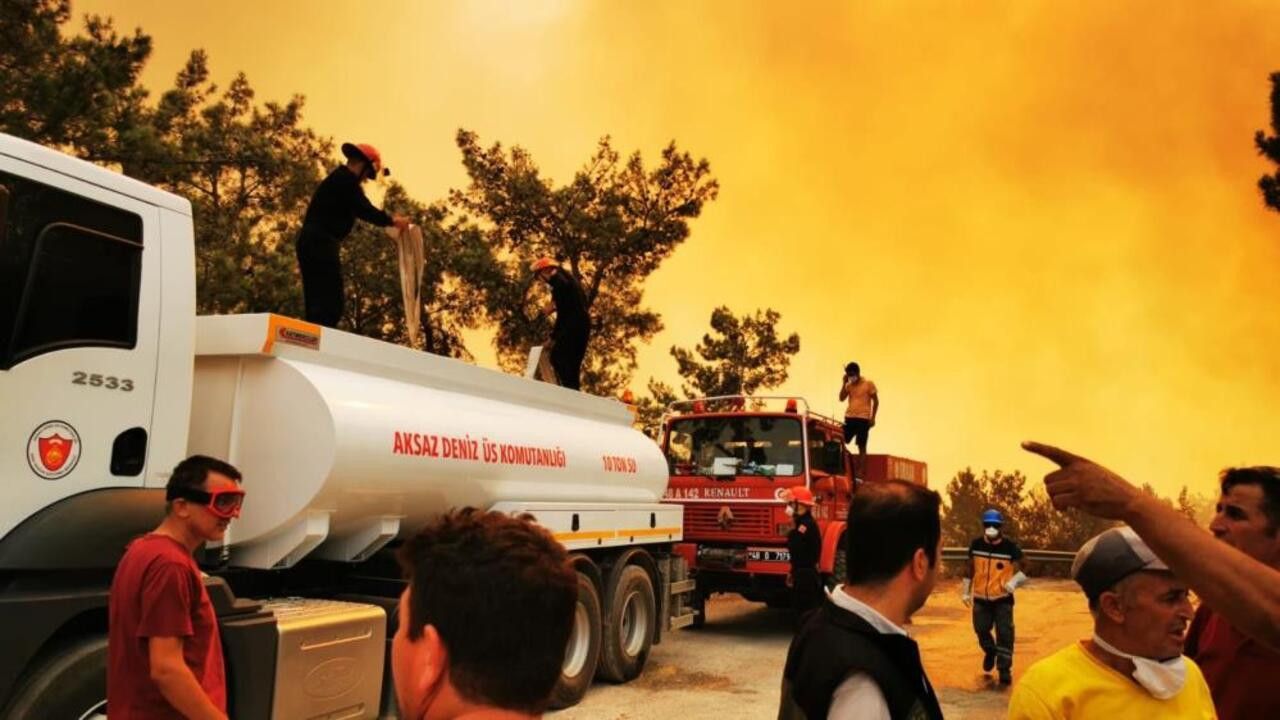 Datça ve Çeşme'de orman yangını! Tatilcilerin dönüşlerine izin verilmiyor