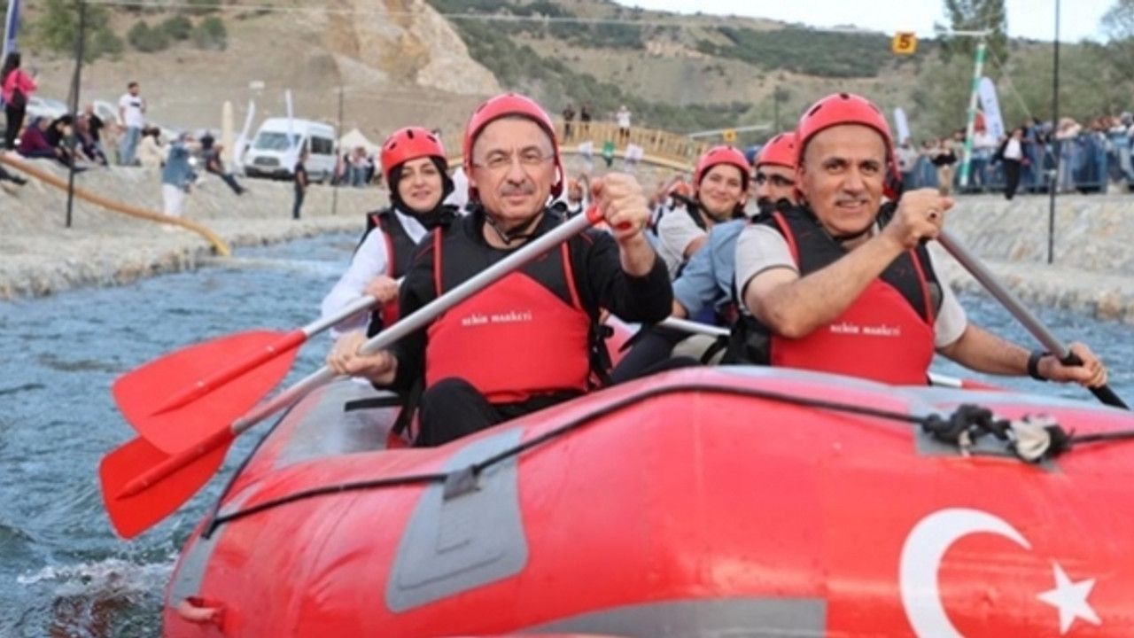 Fuat Oktay ve Vahit Kirişci Yozgat'ta rafting yaptı
