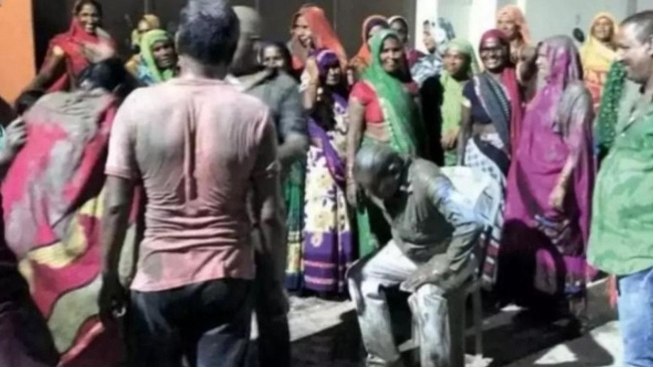 Hindistan'da garip inanış: "Yağmur tanrısı için" belediye başkanını çamura buladılar