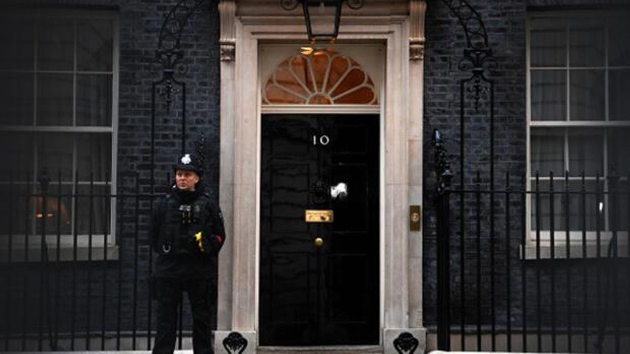 İngiltere’de peş peşe iki istifa: Sağlık Bakanı ve Maliye Bakanı görevi bıraktı