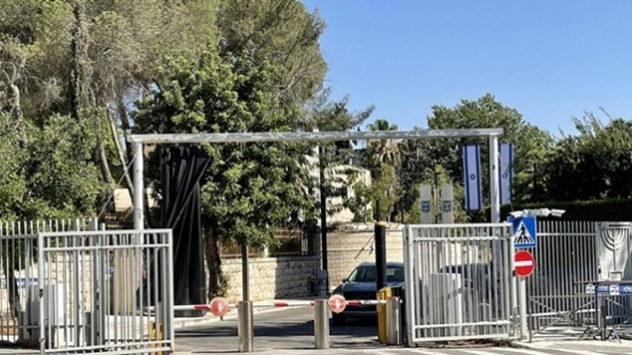 İsrail'de skandal: Başbakan Lapid el konulan villaya taşındı