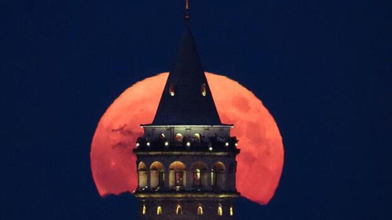 İstanbul'da hayran bırakan 'Süper Ay' görüntüsü