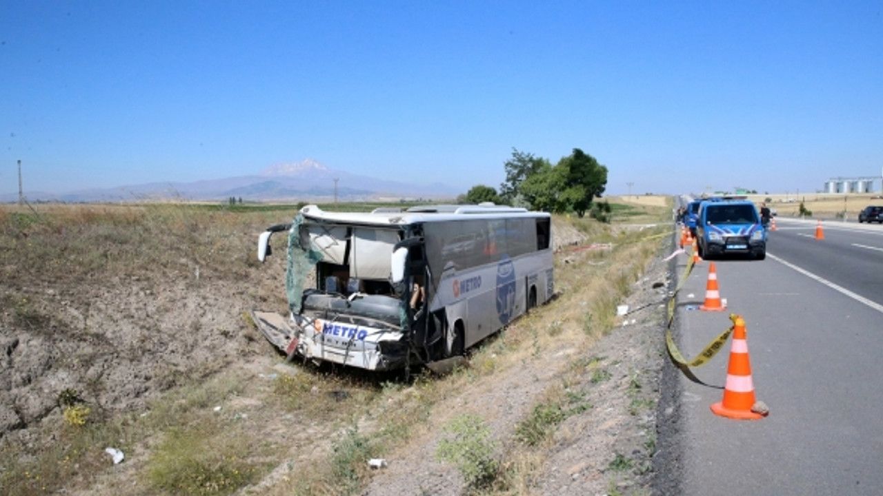 Kayseri'de otobüs yoldan çıktı, 12 kişi yaralandı