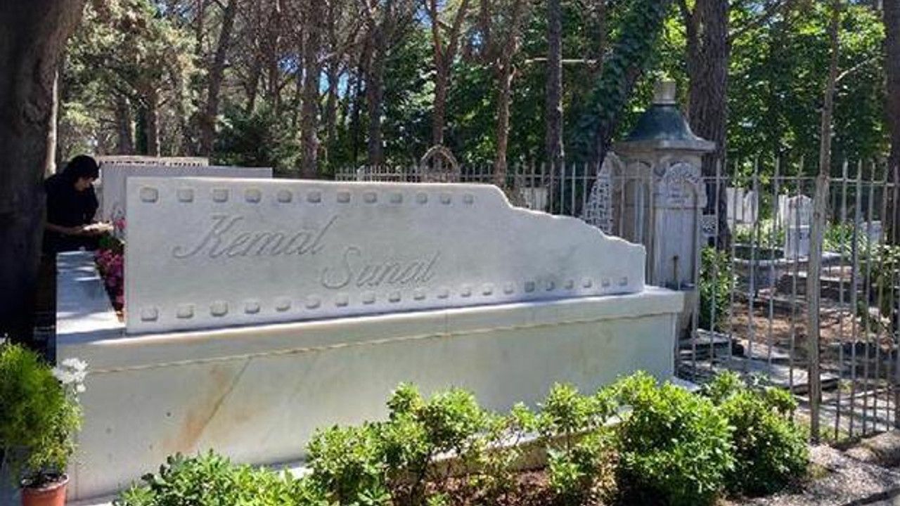 Kemal Sunal vefatının 22'nci yılında mezarı başında anıldı