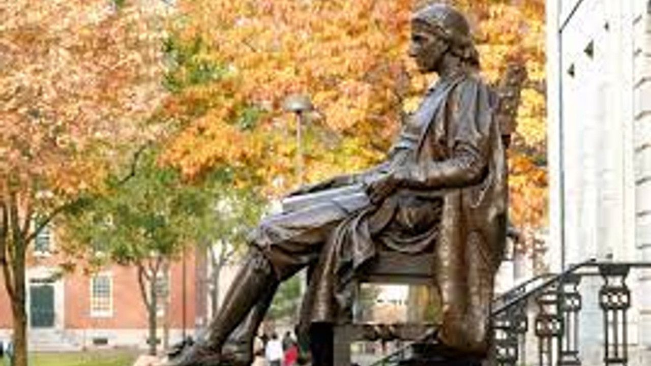 Kim bu John Harvard, niye heykeli dikilmiş ki?
