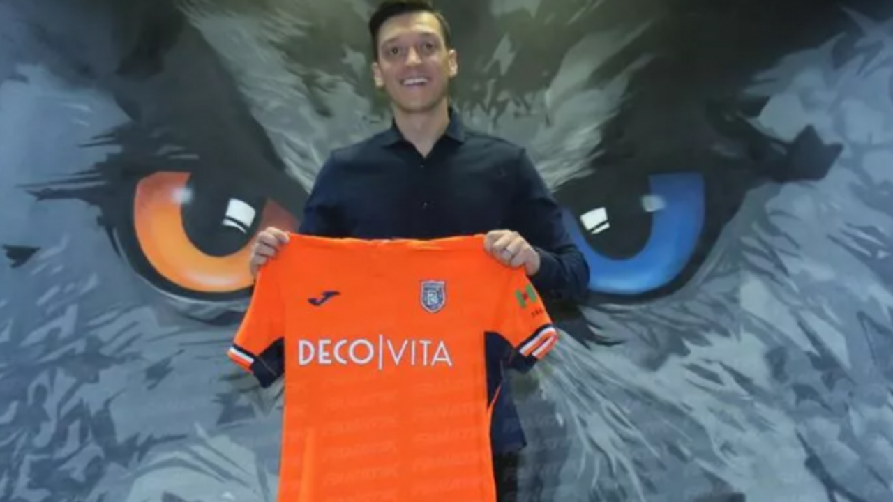 Mesut Özil, Başakşehir'le sözleşme imzaladı