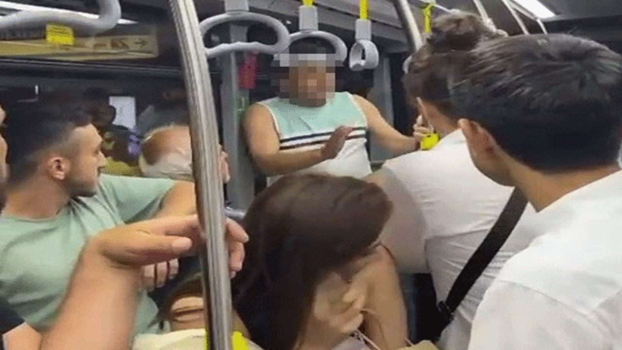 Metrobüste rezillik! Genç kadının fotoğrafını çekti, fark edilince skandal bir cümle kurdu