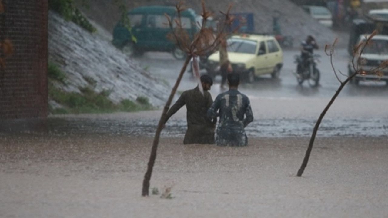 Pakistan'da şiddetli yağışlar nedeniyle ölenlerin sayısı artıyor