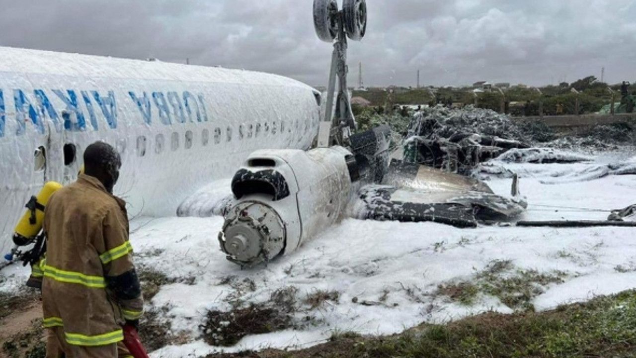 Somali'de pist dışına mecburi iniş yapan yolcu uçağındaki 30 kişi kurtuldu