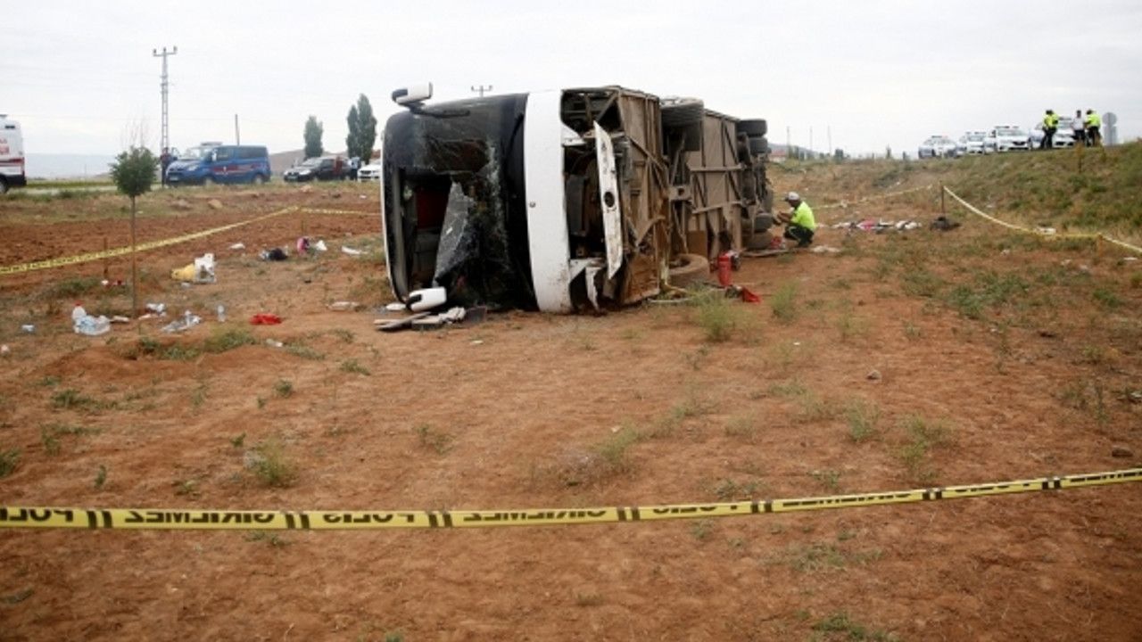 Tur otobüsü şarampole devrildi, 30 kişi yaralandı