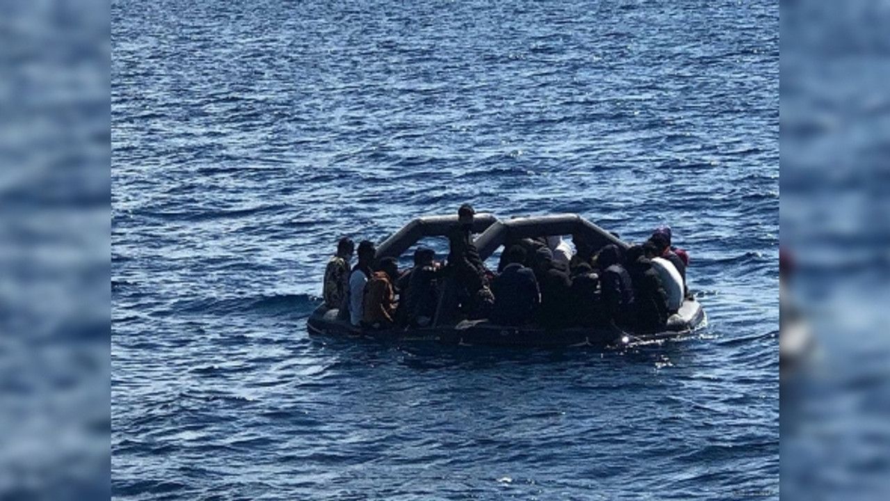 Yunanistan unsurlarınca geri itilen göçmenler kurtarıldı