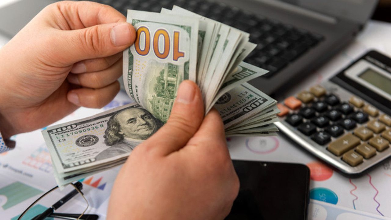 Zirveyi zorlayan dolar Euro'yu geçti