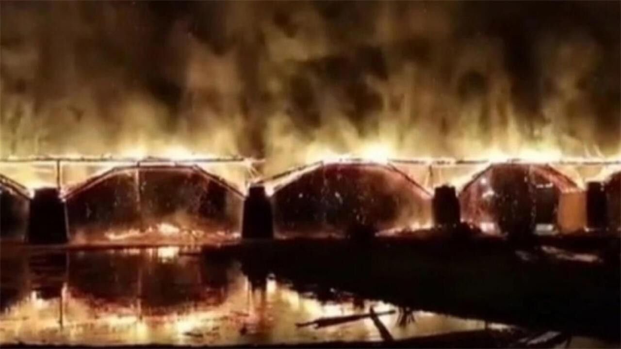 900 yıllık ahşap köprü yanarak yıkıldı